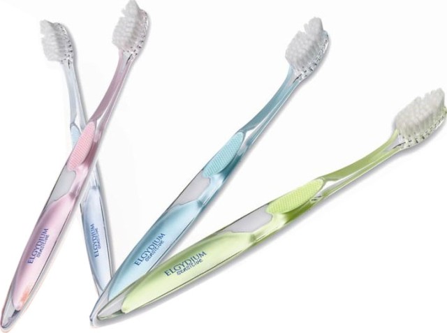 ELGYDIUM - Sensitive Souple Soft Toothbrush Οδοντόβουρτσα για Ευαίσθητα Δόντια Εξαιρετικά Μαλακή 1τμχ